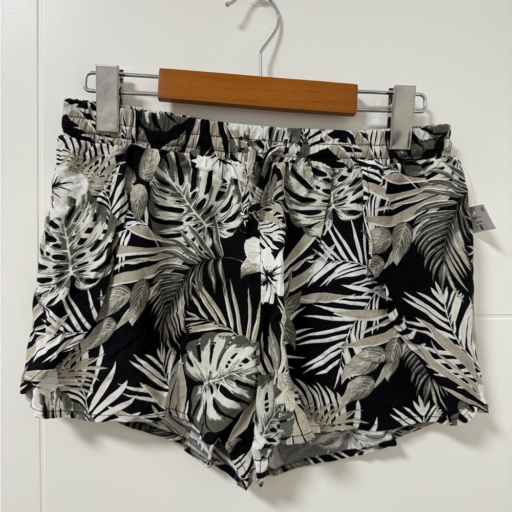 Hawaiian floral print flowy shorts